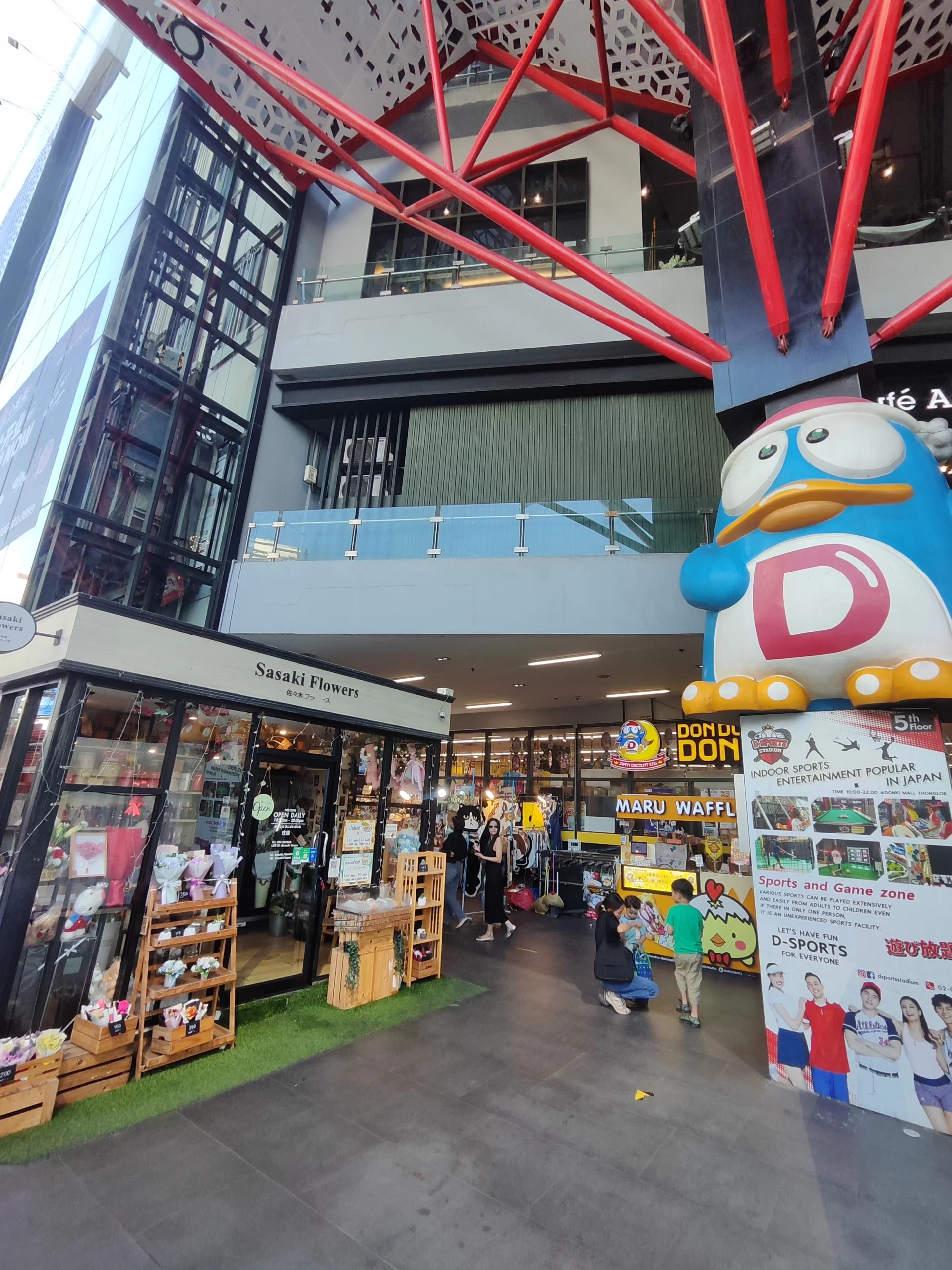 ドンキモール・トンロー 入口の目印（ドンペン像・DON DON DONKI入口・Sasaki Flowers）