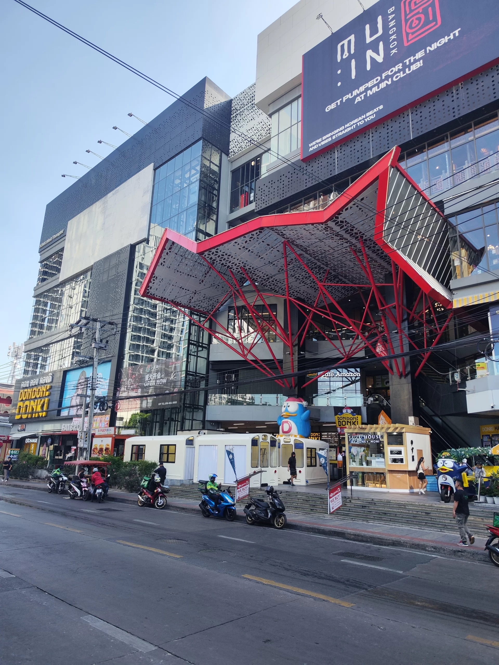 DONKI MALL THONGLOR外観（道路反対側から見える赤い庇）