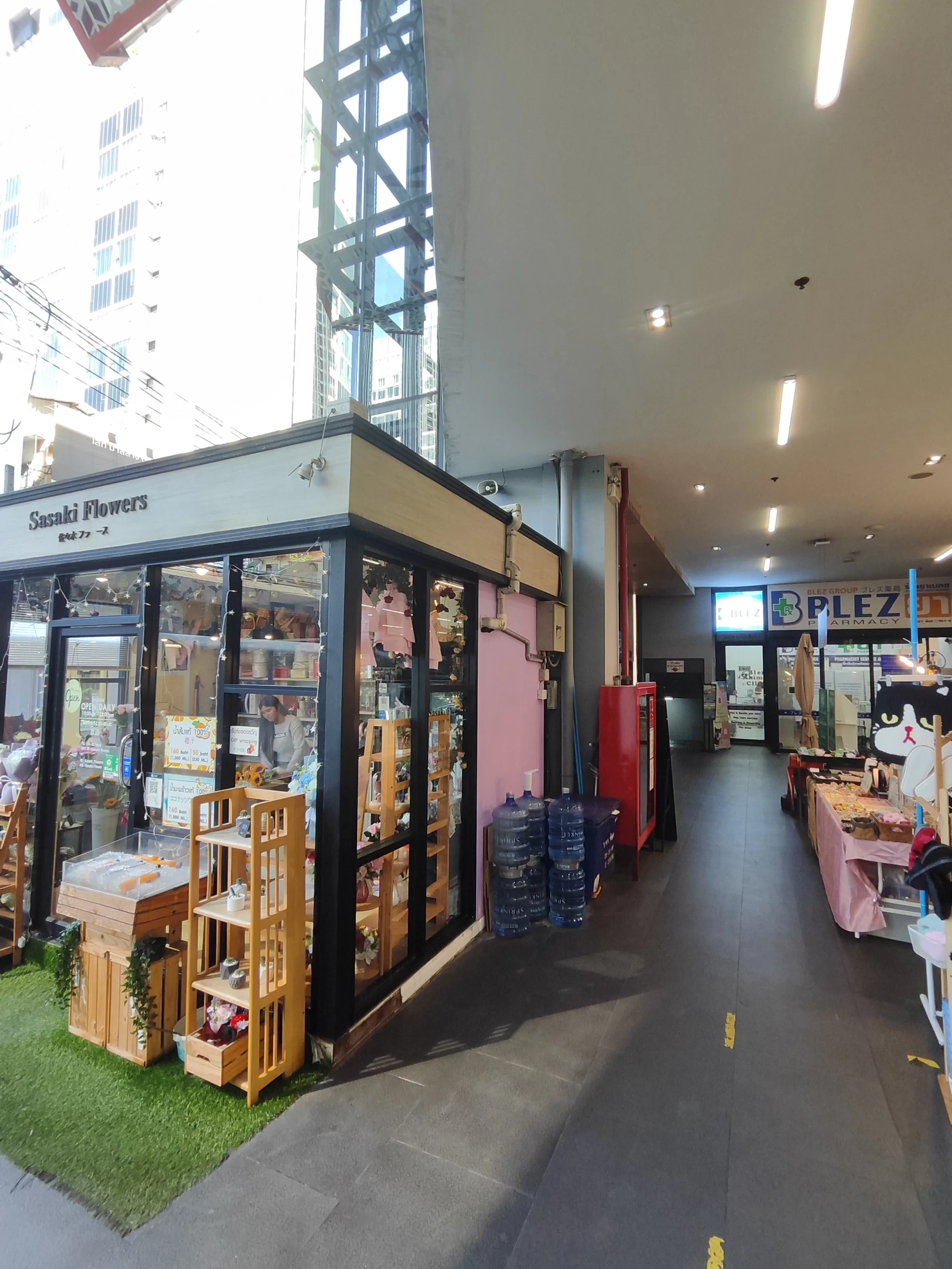 分岐点：佐々木フラワーズ前で左に曲がり、裏通路へ入る場所